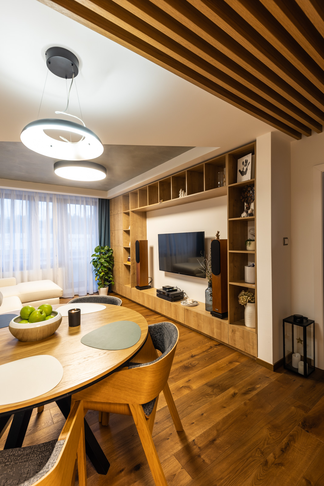 Moderná obývačka s drevenou podlahou a tv stenou