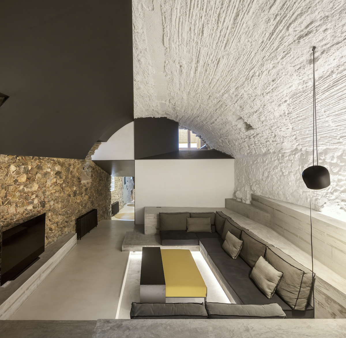 Architekti prepojili oba domy cez prízemie.