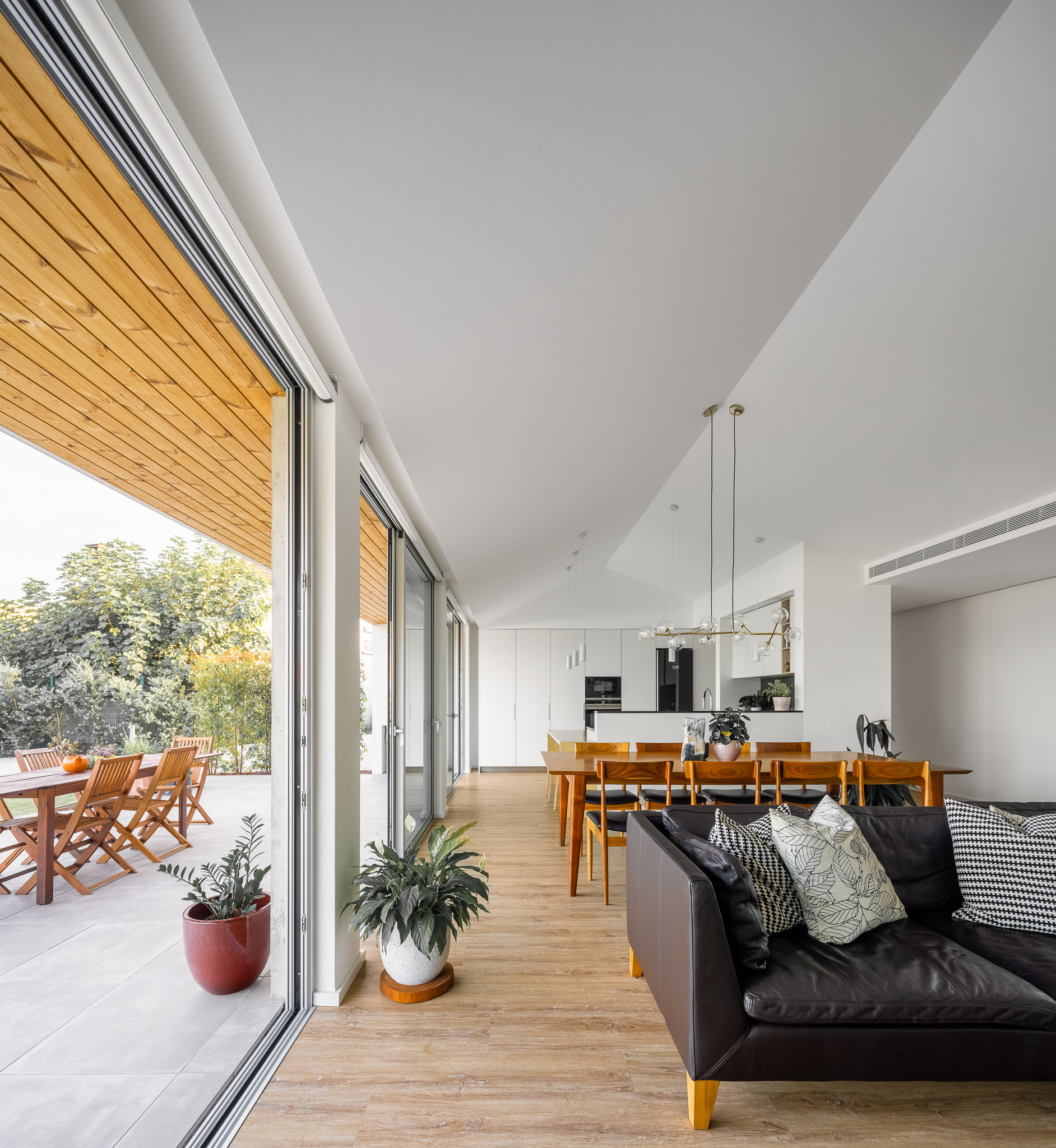 Z veľkého otvoreného priestoru s kuchyňou, jedálňou a obývačkou je výhľad na terasu a záhradu.