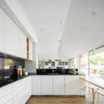 Moderná biela prízemná vila s presklením a dizajnovým prírodným interiérom