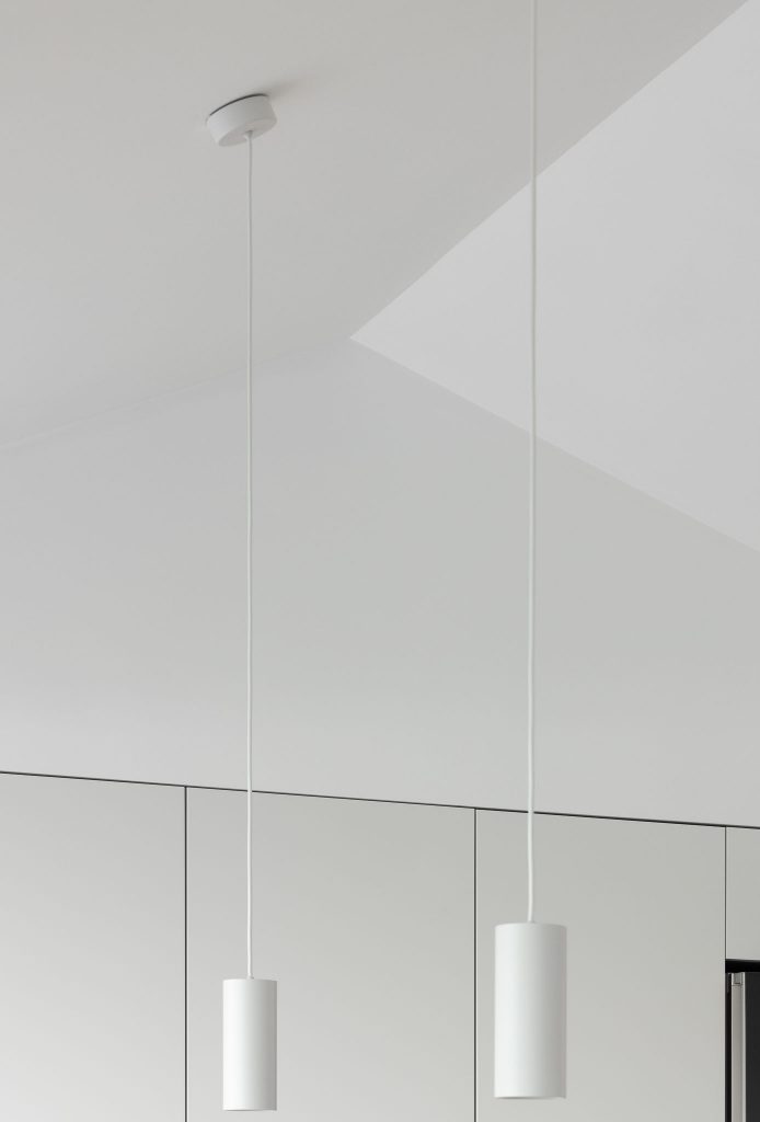 Moderná biela prízemná vila s presklením a dizajnovým prírodným interiérom
