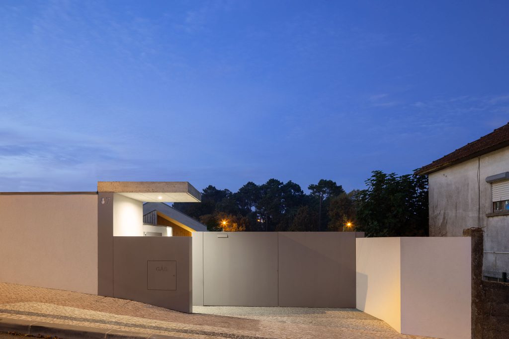 Moderná biela prízemná vila s minimalistickým vchodom