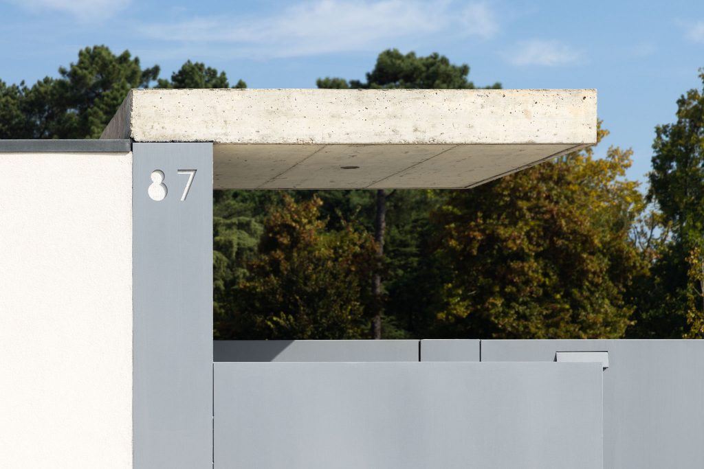 Moderná biela prízemná vila s minimalistickým vchodom