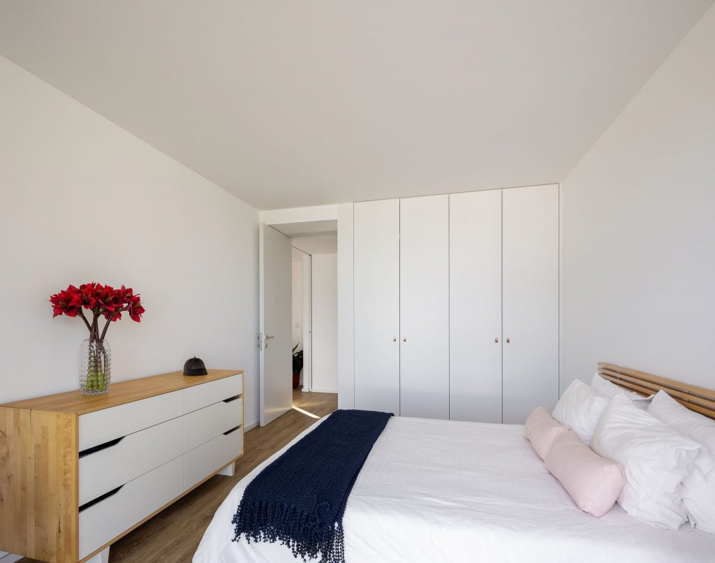 Moderná biela minimalistická spálňa
