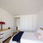 Moderná biela minimalistická spálňa