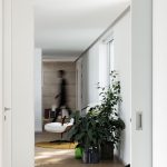 Moderná biela prízemná vila s minimalistickým interiérom