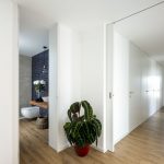 Moderná biela prízemná vila s minimalistickým interiérom