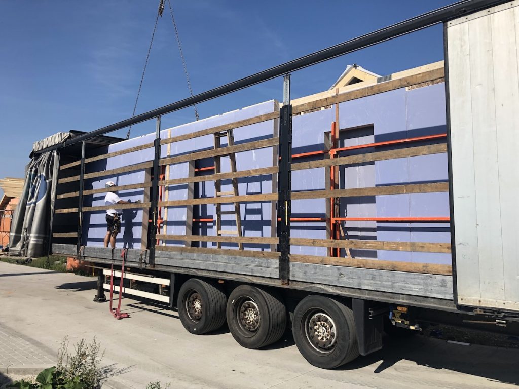 Hotové panely drevostavby na kamióne