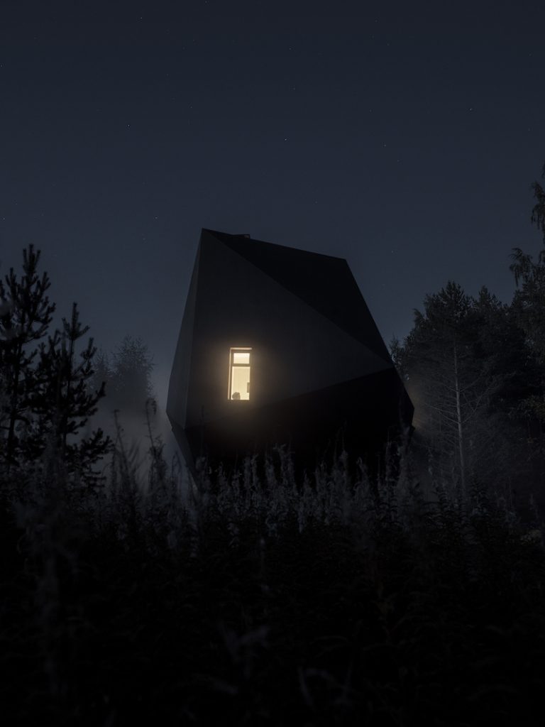 Lesný dom v tvare meteoritu v lese