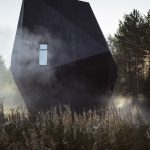 Lesný dom v tvare meteoritu v lese
