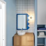 Modrobiela kúpeľňa s drevenou skrinkou