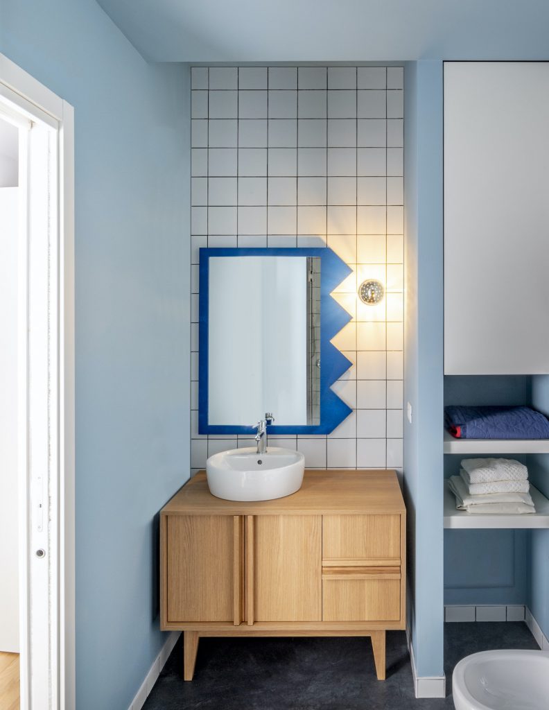 Modrobiela kúpeľňa s drevenou skrinkou