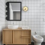 Biela kachličková kúpeľňa s dizajnovým zrkadlom a drevenou skrinkou