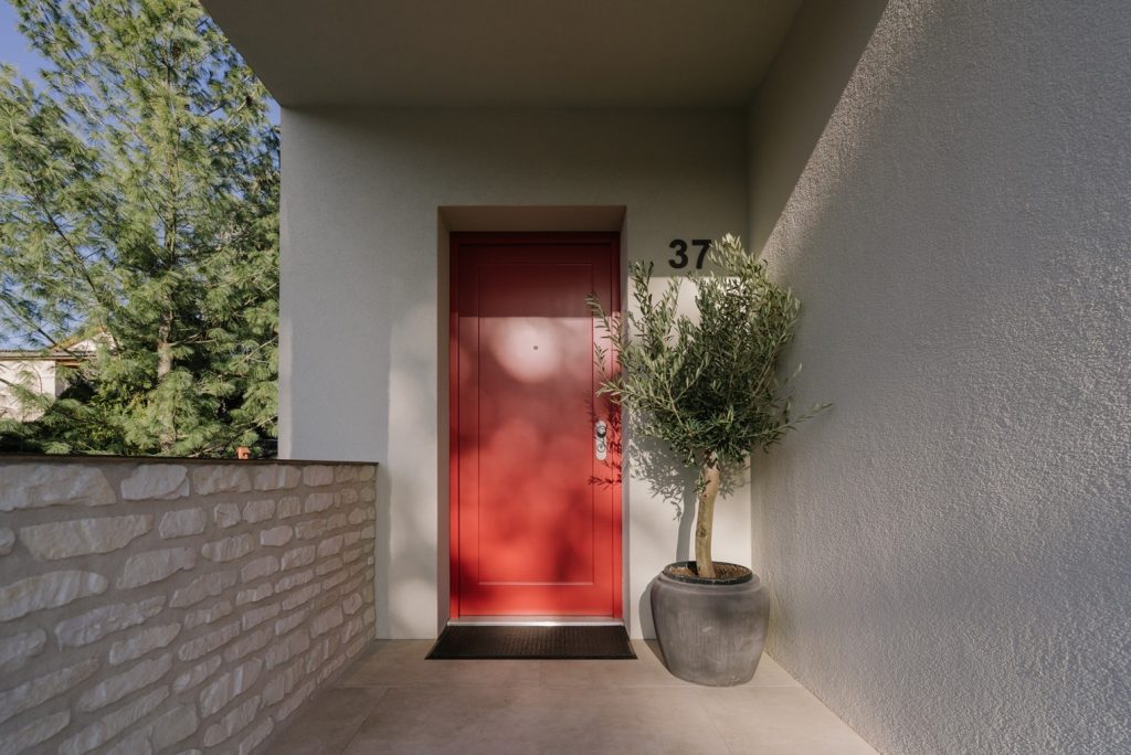 Červené vchodové dvere s olivovníkom
