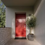 Červené vchodové dvere s olivovníkom