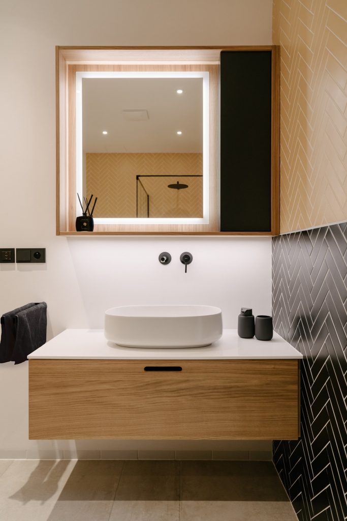 Moderná kúpeľňa s podsvieteným zrkadlom.