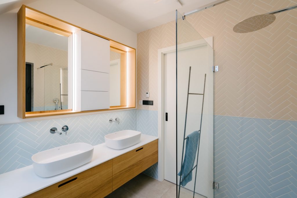 Bledomodro béžová kúpeľňa s geometrickým obkladom