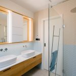 Bledomodro béžová kúpeľňa s geometrickým obkladom