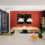 Obývačka s červenou stenou a svetlou sedačkou
