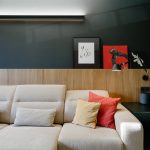 Obývačka s tmavou stenou a svetlou sedačkou