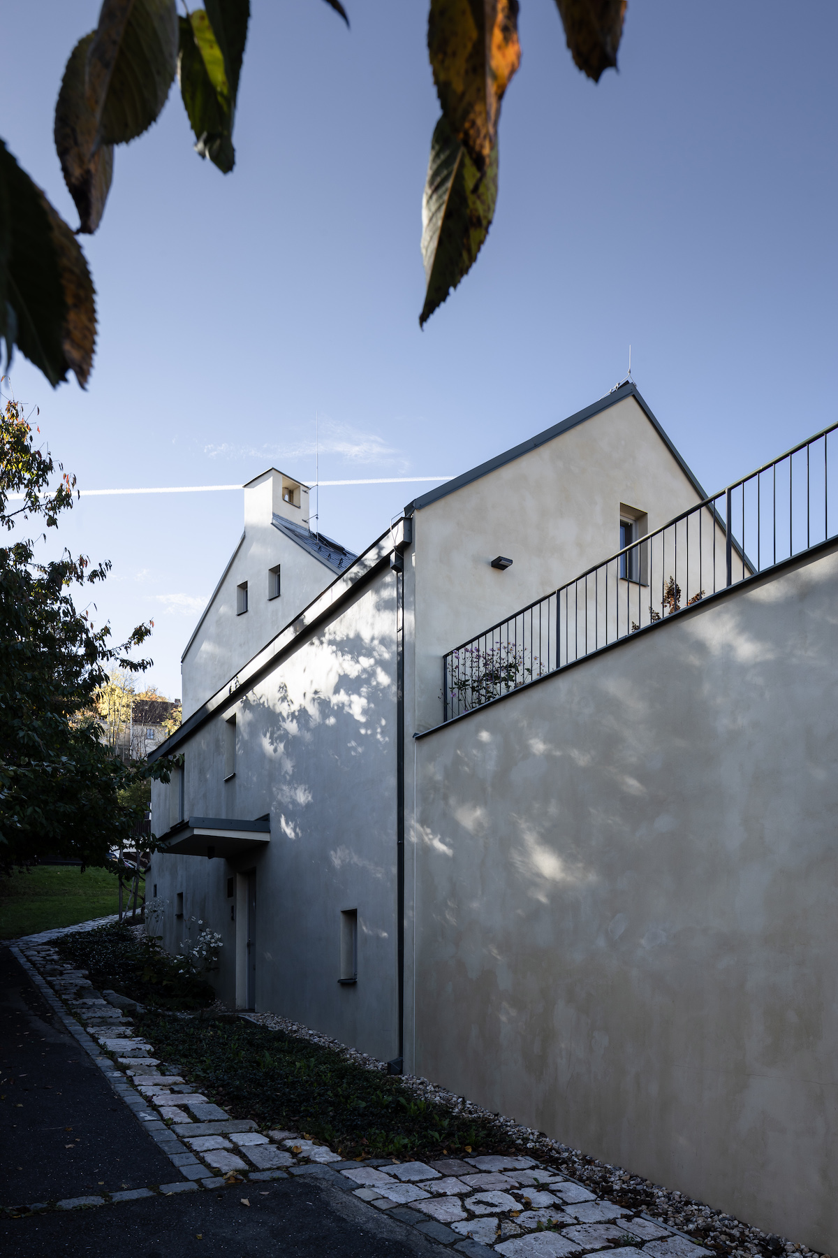 Na mieste pôvodnej stavby architekti navrhli čiastočne podpivničený dvojpodlažný dom.