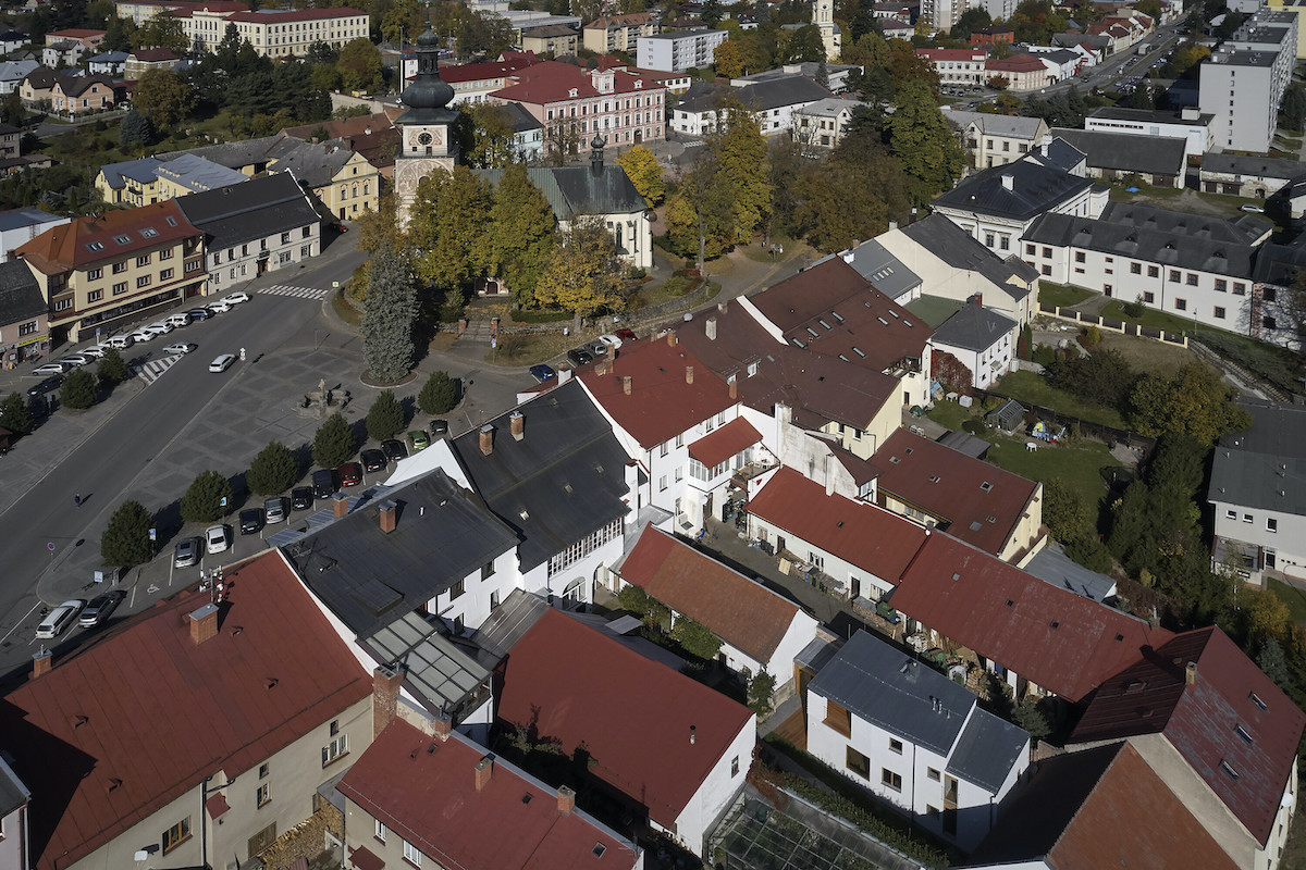 Novostavba rodinného domu stojí vo vnútornom dvore historického meštianskeho domu v centre Nového Mesta na Morave. 