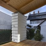 Novostavba moderného rodinného domu s ozdobným stĺpom