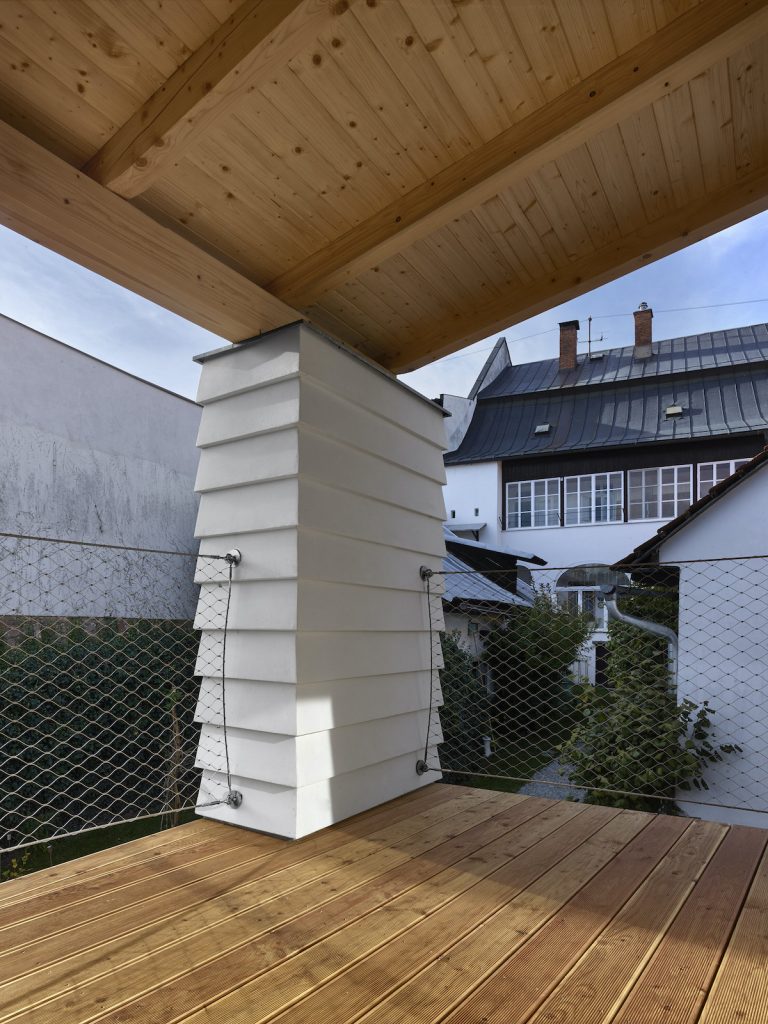Novostavba moderného rodinného domu s ozdobným stĺpom