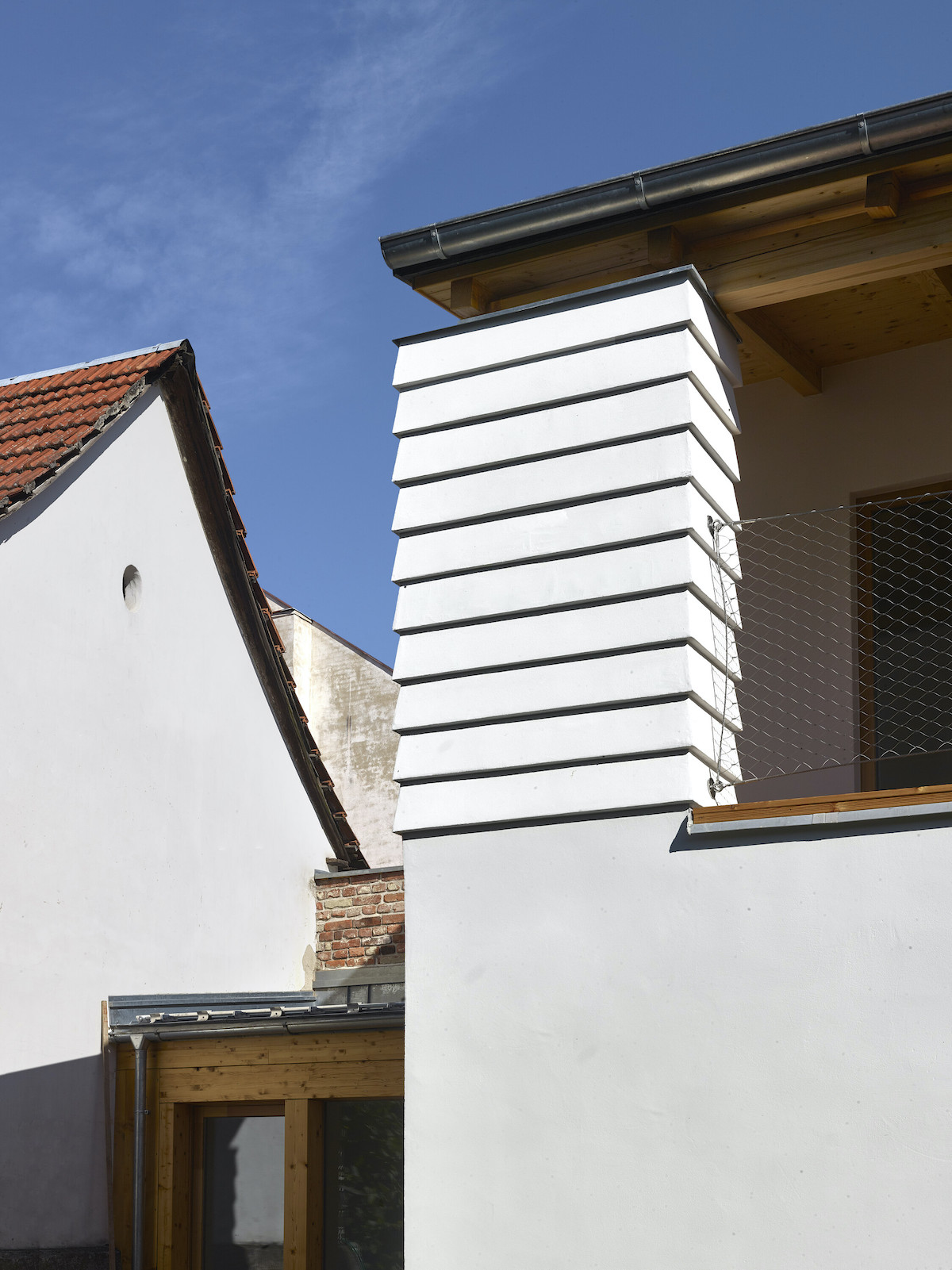 Zaujímavým dekoratívnym prvkom domu je ozdobný stĺp na balkóne na prvom podlaží.