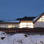 Biely rodinný dom s rozdielnou výškou strechy