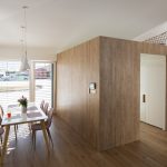 Obývačka s jedálňou a dreveným kubusom