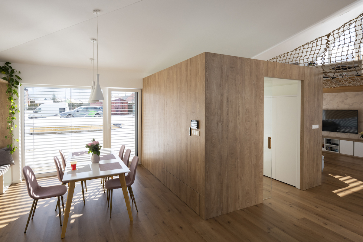 Obývačka s jedálňou a dreveným kubusom