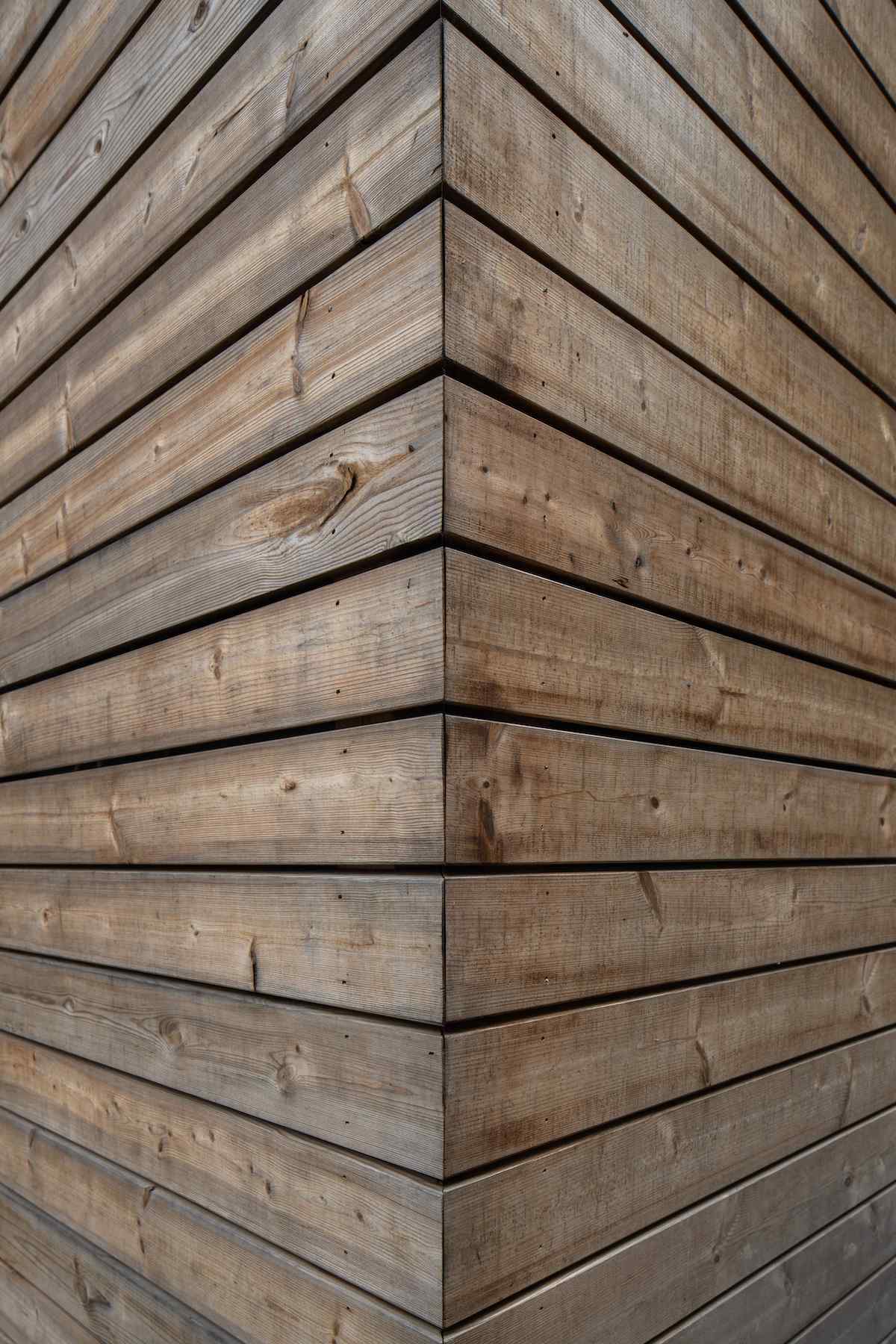 Na fasáde je použitý drevený obklad zo sibírskeho smrekovca. 