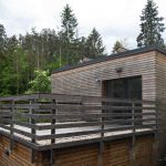 Geometrická pasívna moderná drevostavba v lese
