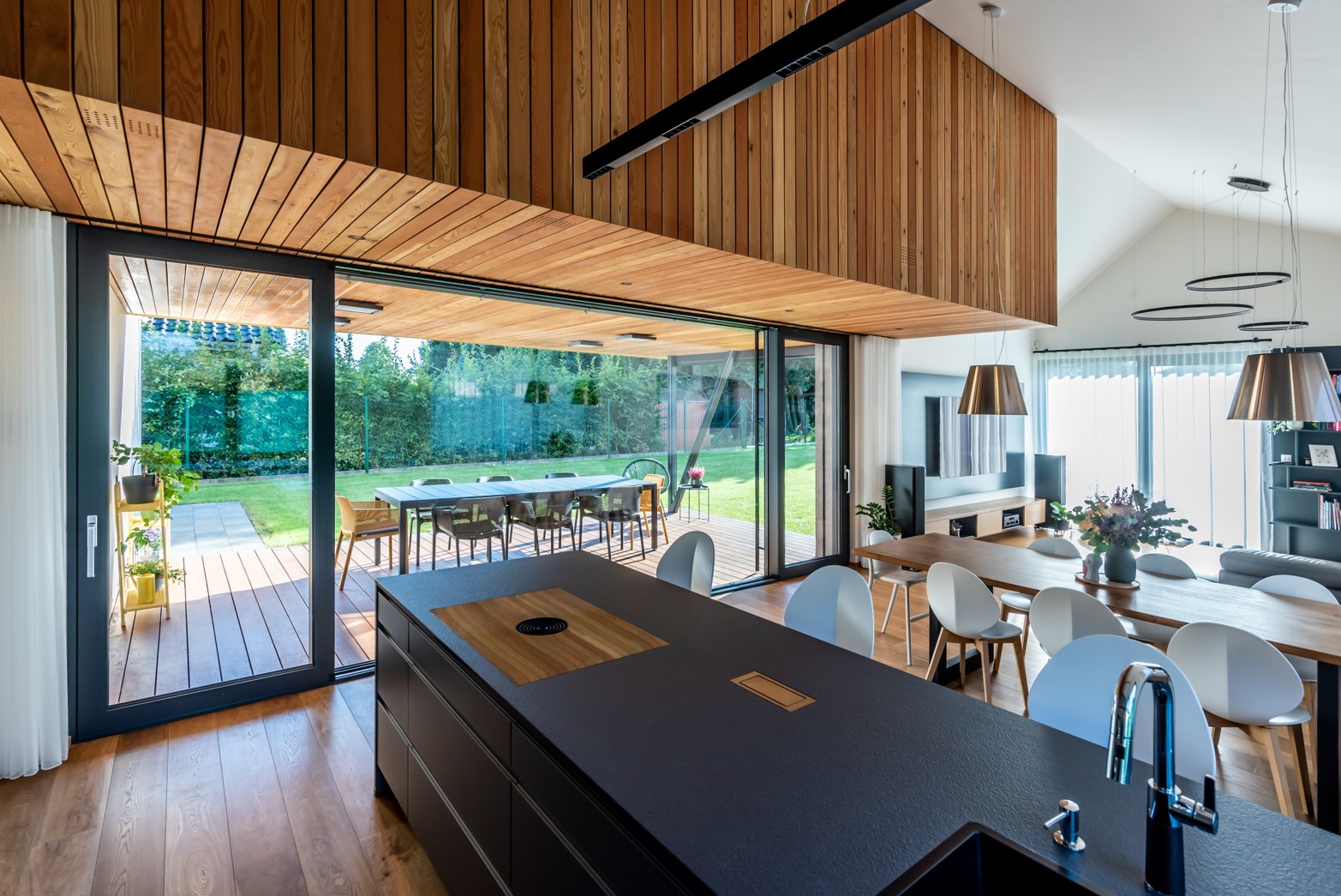 Moderná drevená obývačka v dome s veľkou terasou