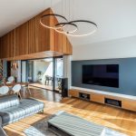 Moderná drevená obývačka v dome s veľkou TV