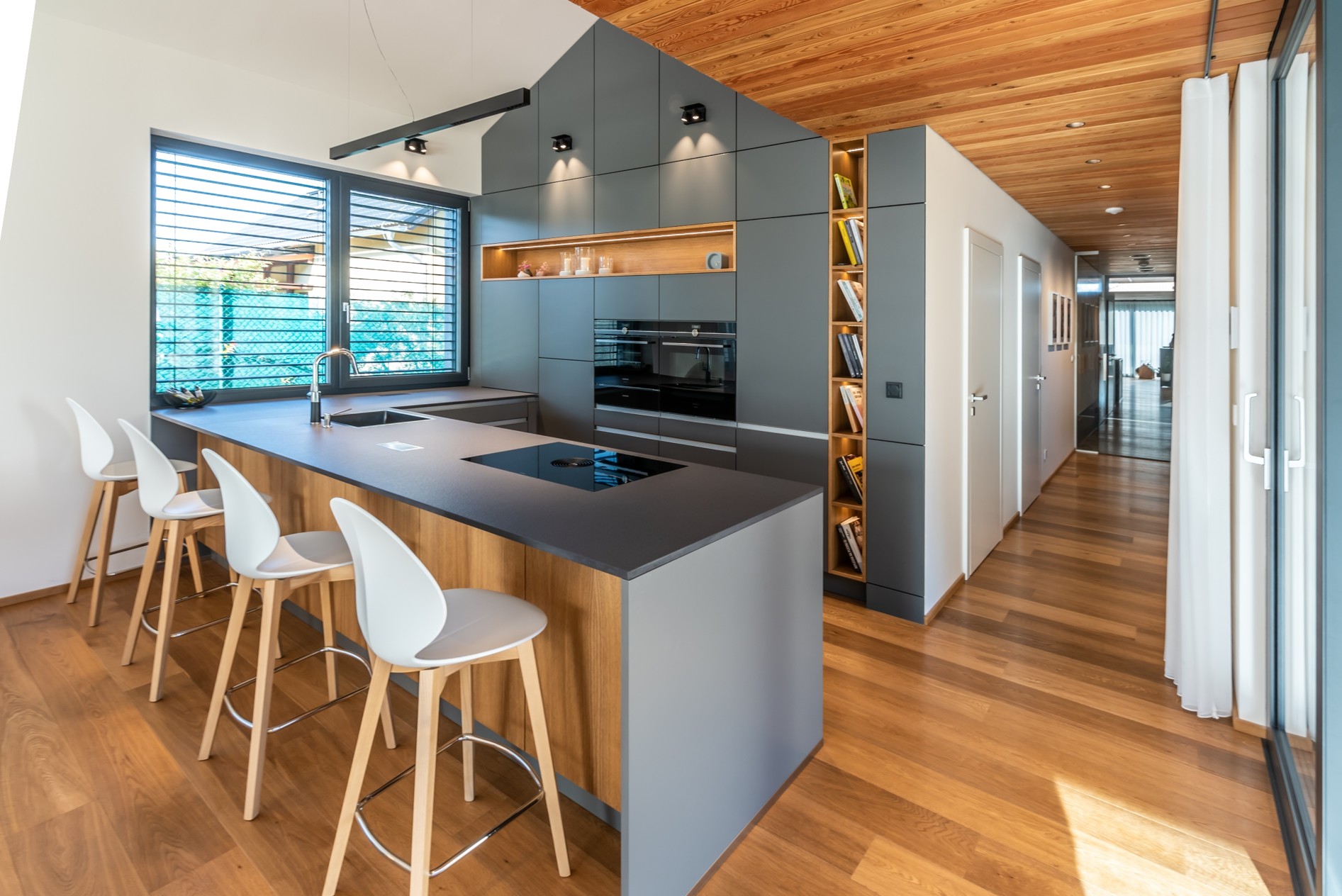 Moderná sivo drevená kuchyňa s jedálňou v dome