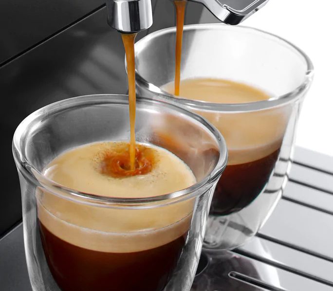 Kavá tečúca do sklenených šáolk z kávovaru