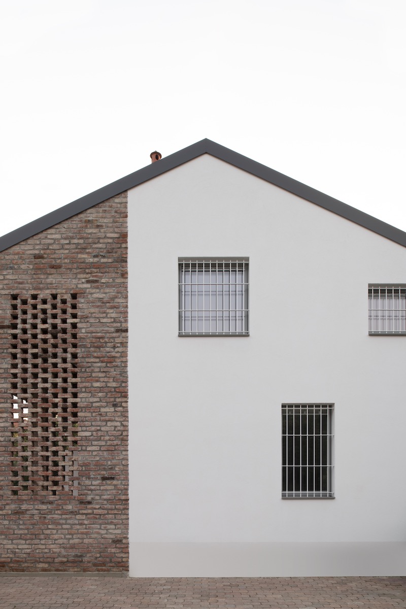Architektom sa podarilo spojiť pôvodný charakter stavby s moderným dizajnom a zároveň materiály využiť aj efektívne, nielen efektne.
