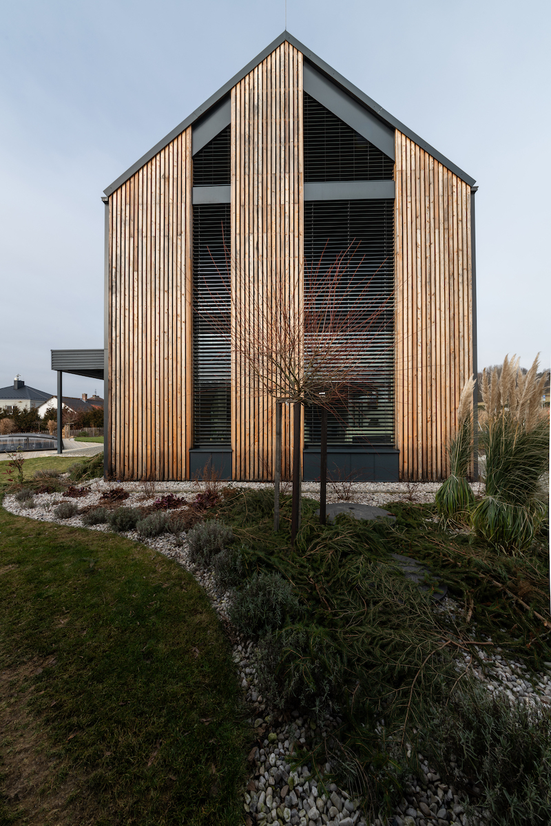 Moderný tehlový dom s drevenou fasádou