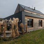 Moderný tehlový dom s drevenou fasádou