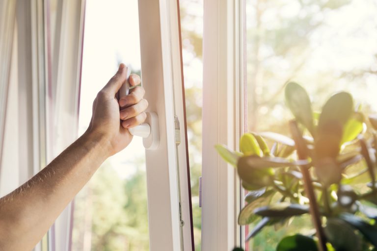 Máte už okná nastavené na letný režim? Viete, prečo je to dôležité a ako postupovať?