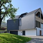 Moderný trojpodlažný dom s keramickou krytinou zboku