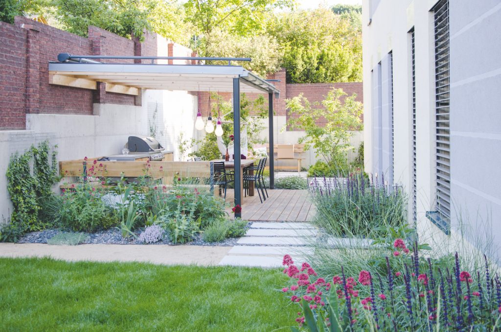 Vonkajší byt? Aj tak by sa dala nazvať krásna záhrada s kuchyňou, ktorá rozšírila obytný priestor bytovky