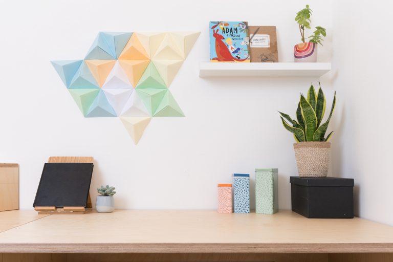 Vytvorte si papierovú dekoráciu origami na stenu