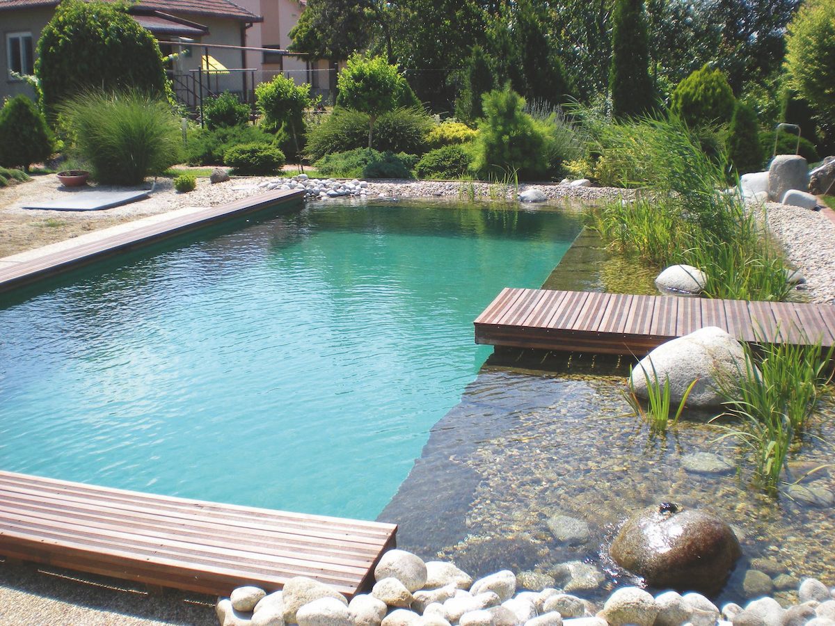 Prírodné jazierko v tvare bazéna v záhrade
