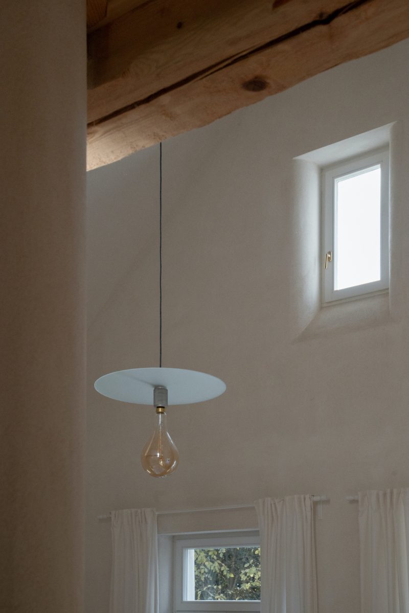 Ako výrazný zjemňujúci prvok architekti použili zaoblené rohy ostenia a nadpražia okien.