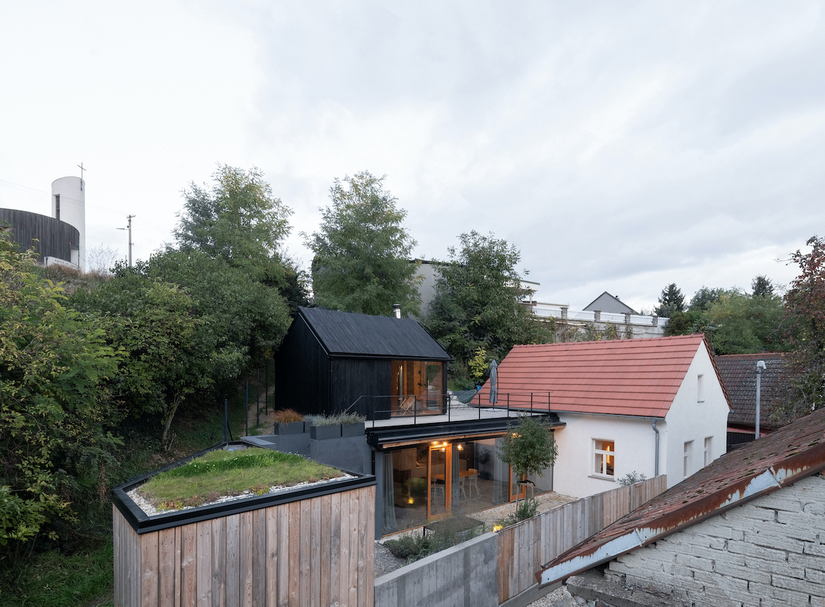 Architekti použili aj tradičnú ľudovú japonskú techniku opaľovaného dreva – shou-sugi-ban. Týmto spôsobom je ošetrená celá nadstavba saunového domčeka na strešnej terase. 