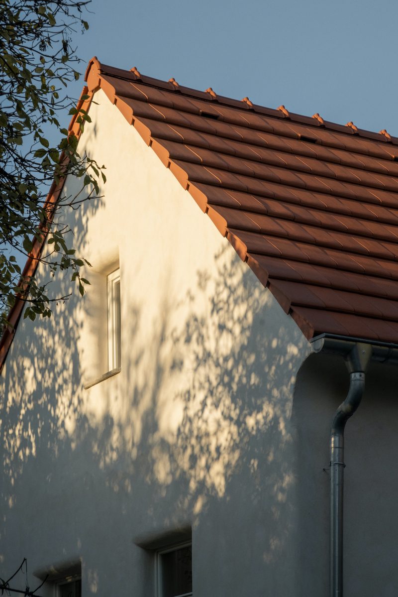 Murovaná časť stavby do bodky pripomína klasické vidiecke domy s hrubými múrmi.