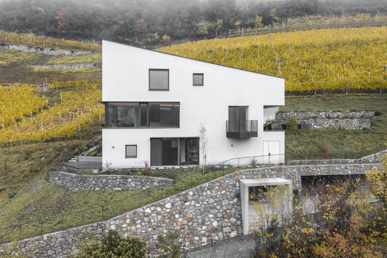 Nad mestom umelcov postavili moderný dom s elegantnými líniami, aký by ste čakali úplne niekde inde